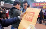 Bất chấp mưa rét, hàng vạn người chen chân xin ấn ở đền Trần
